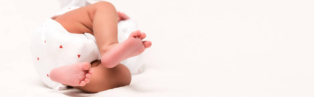 plano panorámico del recién nacido en mameluco acostado sobre blanco
  - Foto, imagen