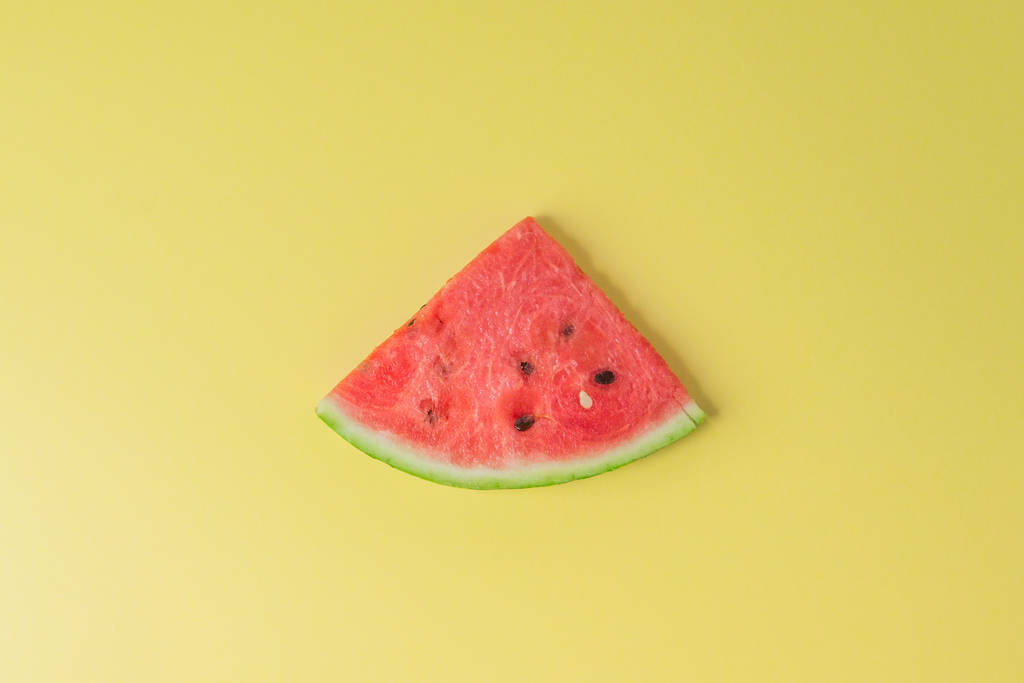 Wassermelone Stück auf kreativem gelben Hintergrund - Foto, Bild