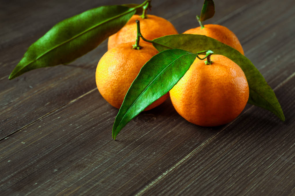 verse sinaasappels op een houten tafel - Foto, afbeelding