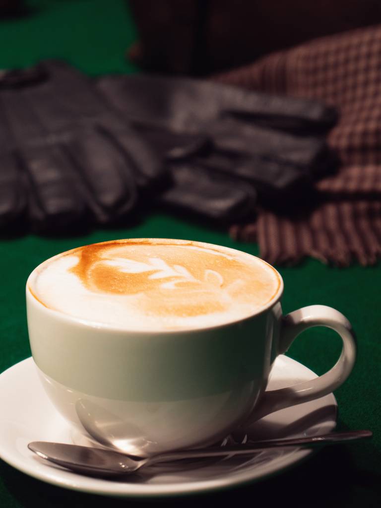 brązowy biznes skórzana walizka z czarnymi skórzanymi rękawiczkami z kawą - Zdjęcie, obraz