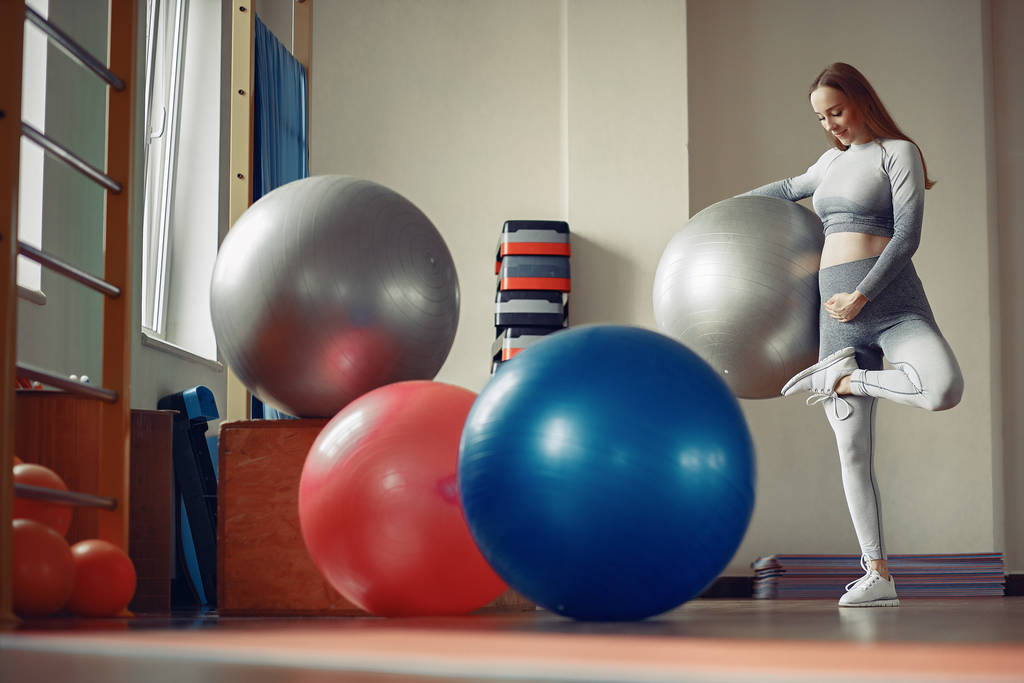 Terhes nő edzés egy edzőteremben - Fotó, kép