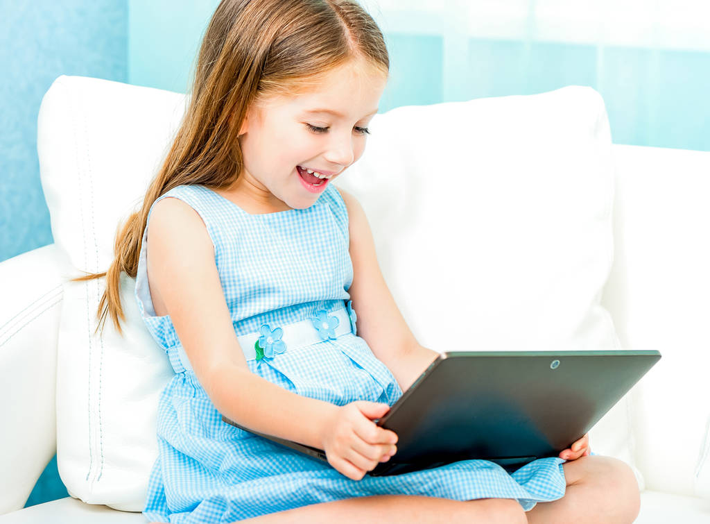 piccola ragazza carina con un computer portatile
 - Foto, immagini