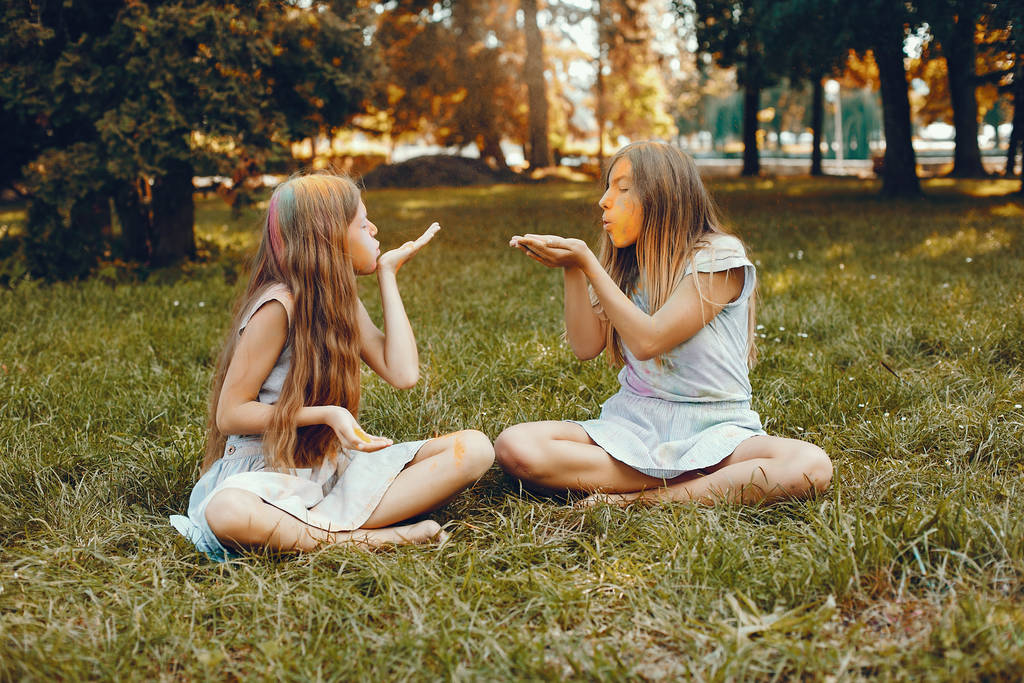 Dos chicas lindas se divierten en un parque de verano
 - Foto, imagen