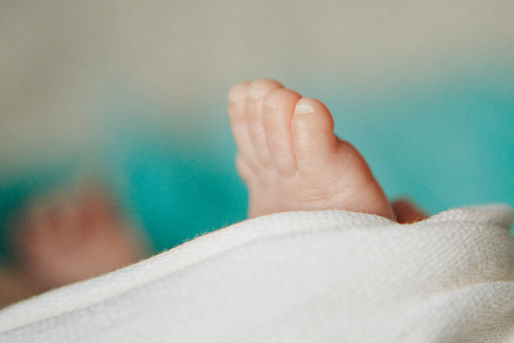 Nowo narodzone stopy dziecka. koncepcja masażu nóg dzieciństwa, opieki zdrowotnej, Ivf, higieny - Zdjęcie, obraz
