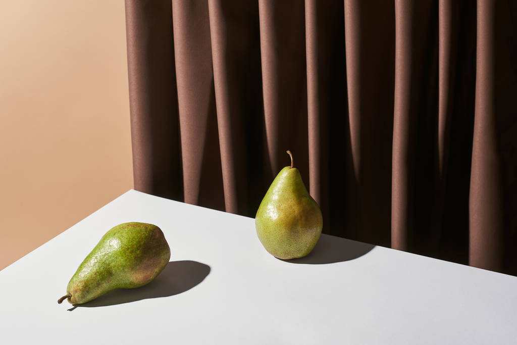 nature morte classique avec des poires sur la table près du rideau isolé sur beige
 - Photo, image