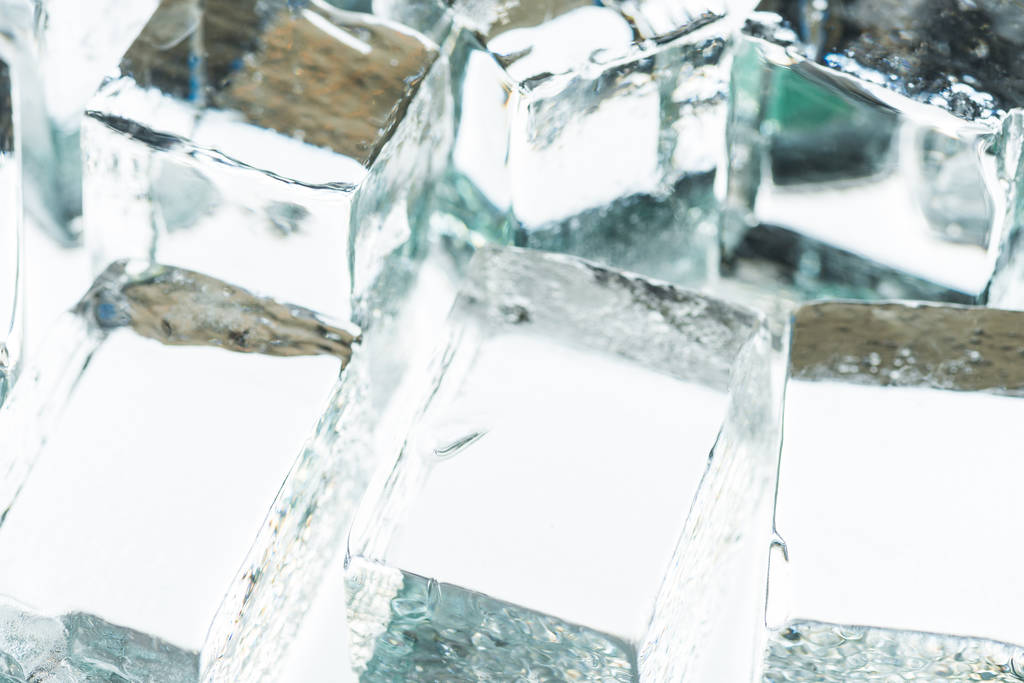 close-up zicht op smeltende transparante vierkante ijsblokjes - Foto, afbeelding