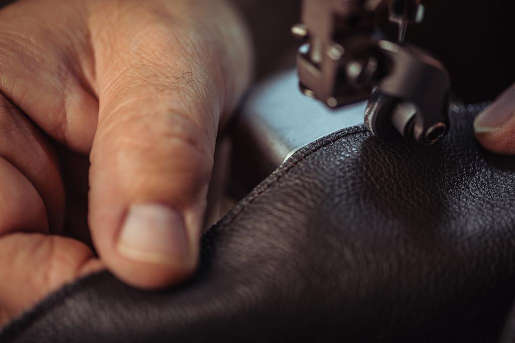 Ausgeschnittene Ansicht des Schusters, der echtes Leder auf Nähmaschine näht - Foto, Bild