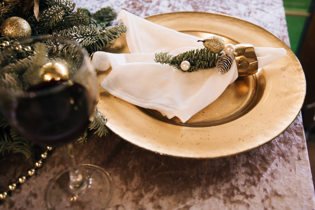 tavola apparecchiata con piatto dorato e tovagliolo decorato - Foto, immagini