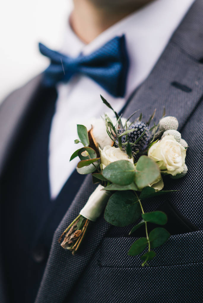 close up de noivo elegante em terno com flores - Foto, Imagem