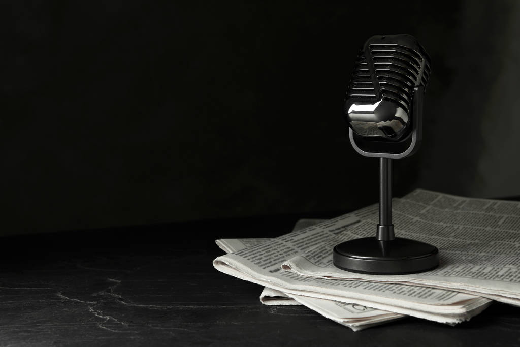 Noviny a vinobraní mikrofon na temném kamenném stole, prostor pro - Fotografie, Obrázek