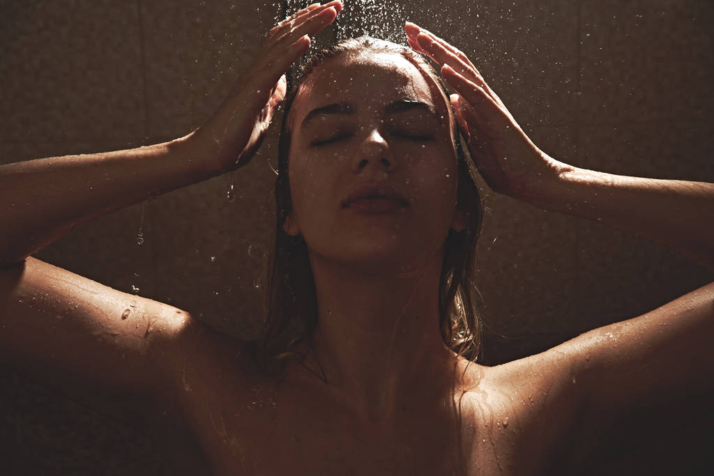 Authentique fille blonde nue prend une douche, lave le corps sexy avec des gouttes d'eau dans la salle de bain, jouit avec les yeux fermés
 - Photo, image