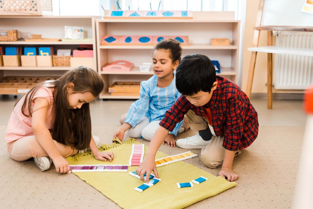 Gyerekek játszanak oktatási játék padlón Montessori iskola - Fotó, kép