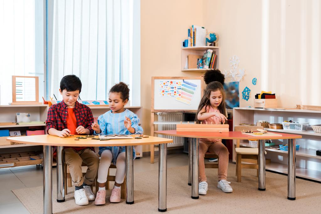 Дети играют во время урока в школе Монтессори
 - Фото, изображение