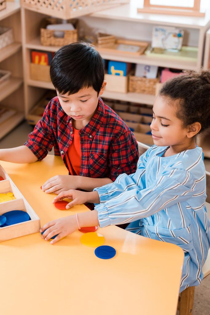 Magas szög kilátás a gyerekek összecsukható színes játék során lecke Montessori iskolában - Fotó, kép