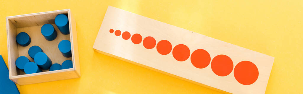 Vista superior del juego de mesa de madera sobre fondo amarillo, plano panorámico
 - Foto, Imagen