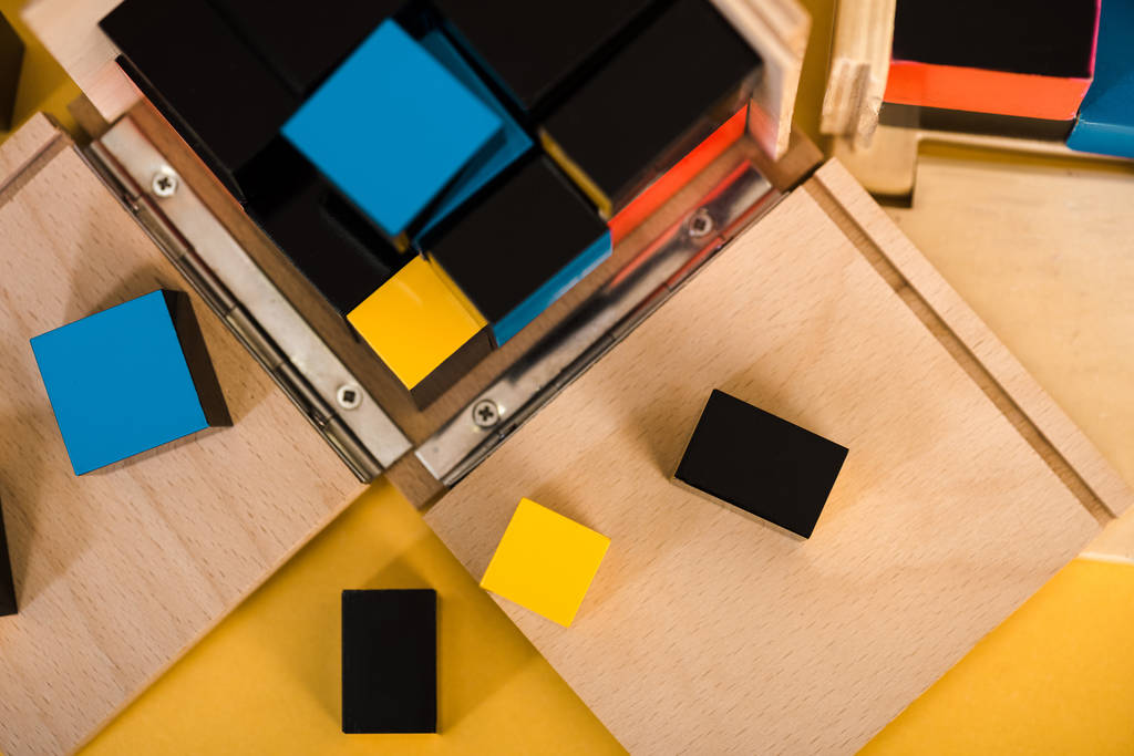 Vue du dessus du jeu éducatif avec des blocs de bois colorés sur la table
 - Photo, image