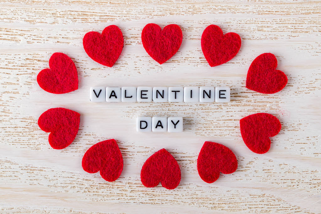 Напис День святого Валентина в оточенні червоних сердець
 - Фото, зображення