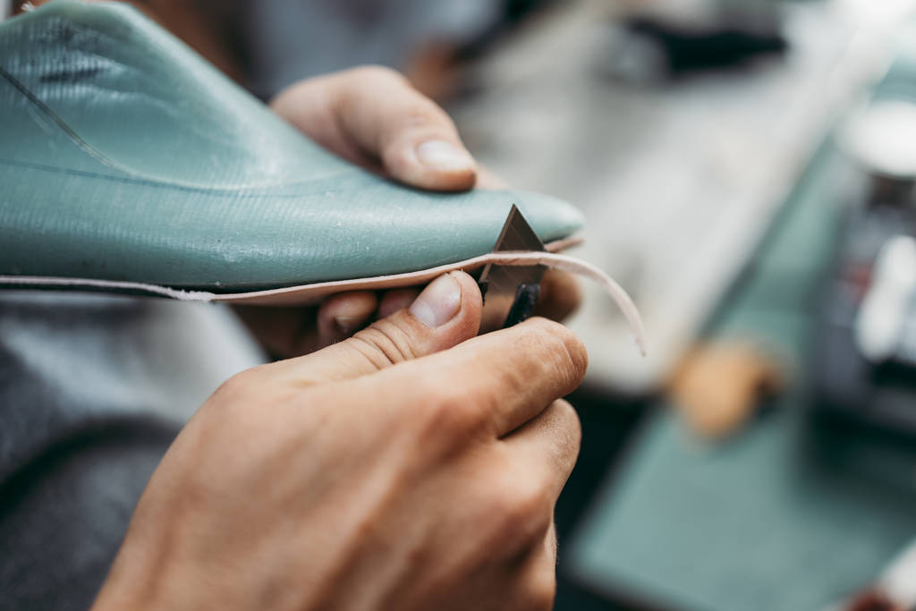 Primer plano de un viejo zapatero en su tienda. Forma tradicional de proceso de fabricación de zapatos
. - Foto, Imagen