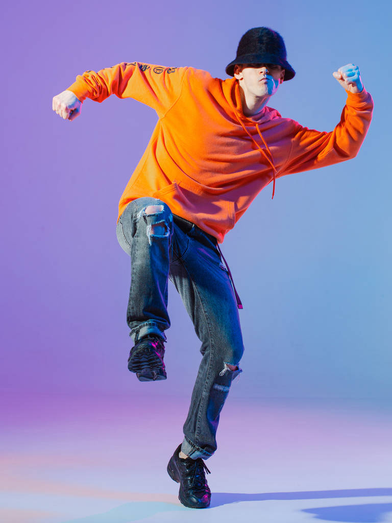 Chłopiec tańczy taniec współczesny w studio. Breakdance. - Zdjęcie, obraz