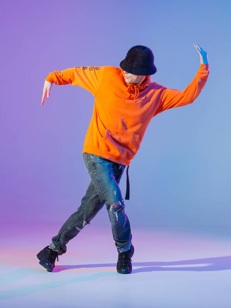 Мальчик танцует современный танец в студии. Breakdance. - Фото, изображение