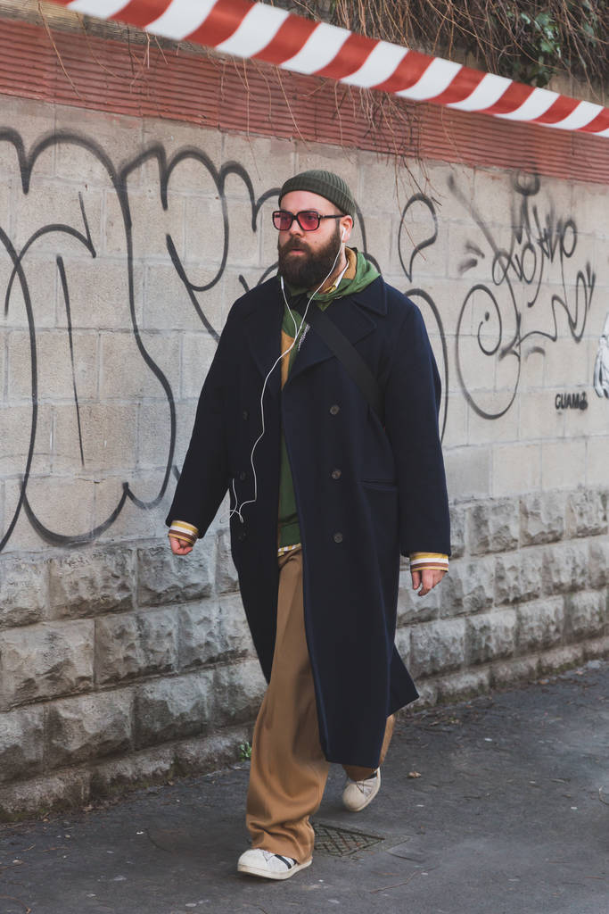 Uomo alla moda durante la settimana della moda maschile di Milano
 - Foto, immagini