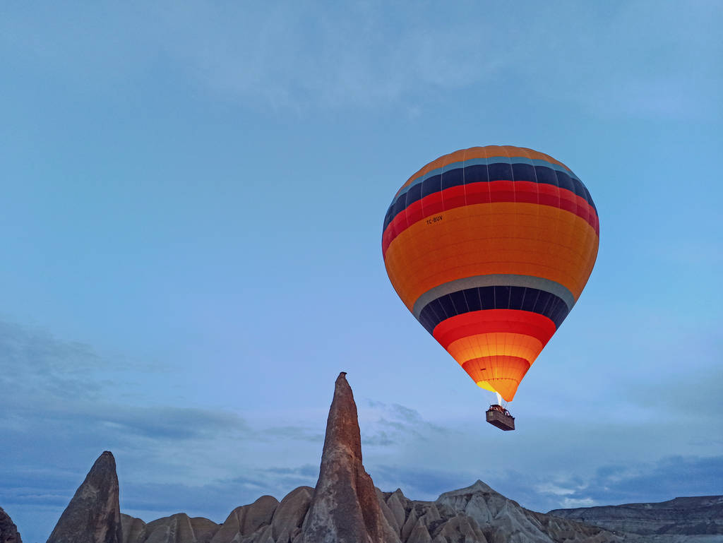 Барвисті повітряні кульки, що летять над Каппадокією рано взимку з темним ранком у Туреччині. - Фото, зображення