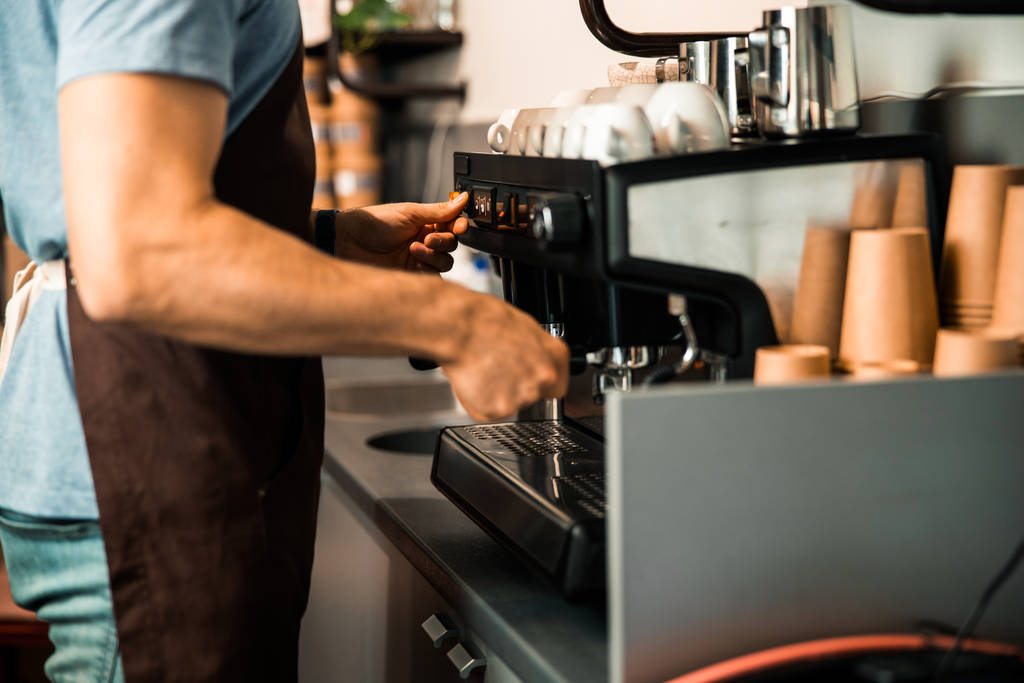 Foto recortada del hombre preparando bebida de café en la cafetería
 - Foto, Imagen