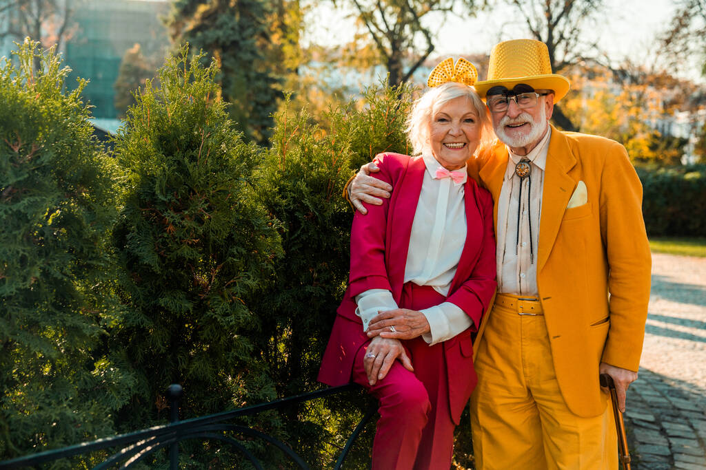 Boldog öregember sárga öltönyben a felesége mellett. - Fotó, kép