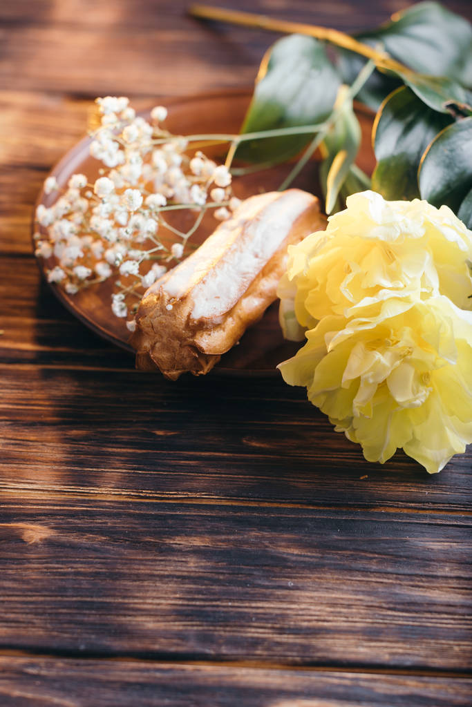 Choux cake on a wooden background with tulips - Photo, Image
