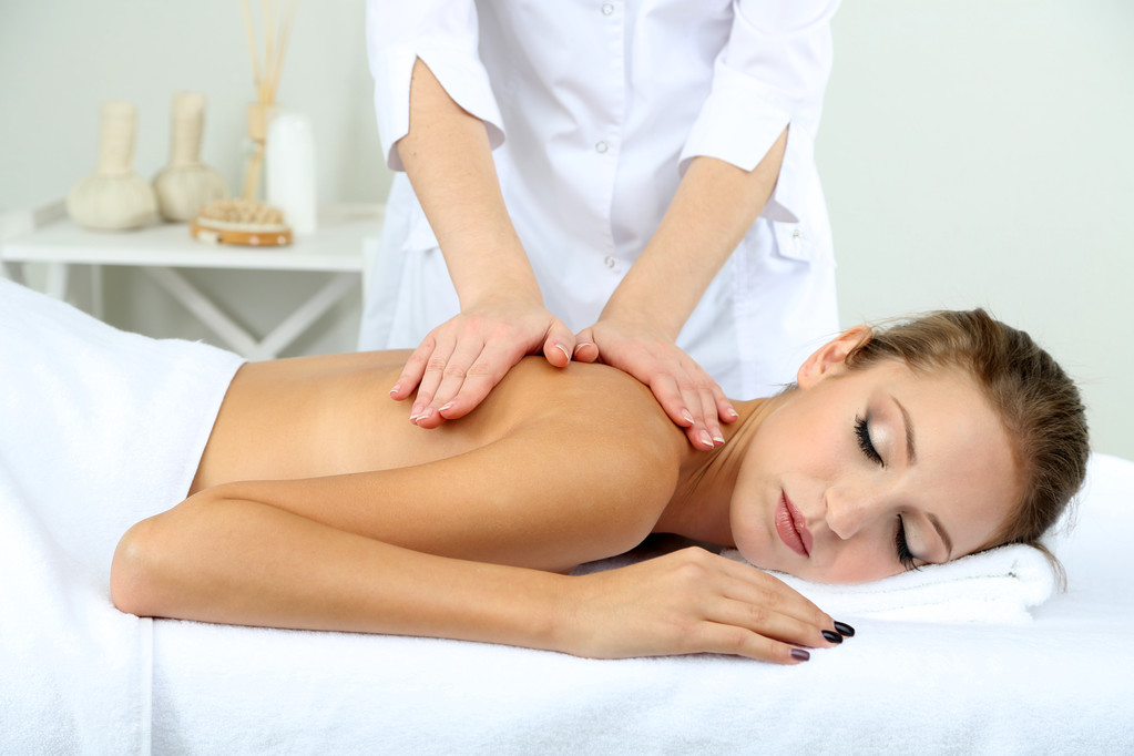 Красива молода жінка має масаж спини крупним планом
 - Фото, зображення