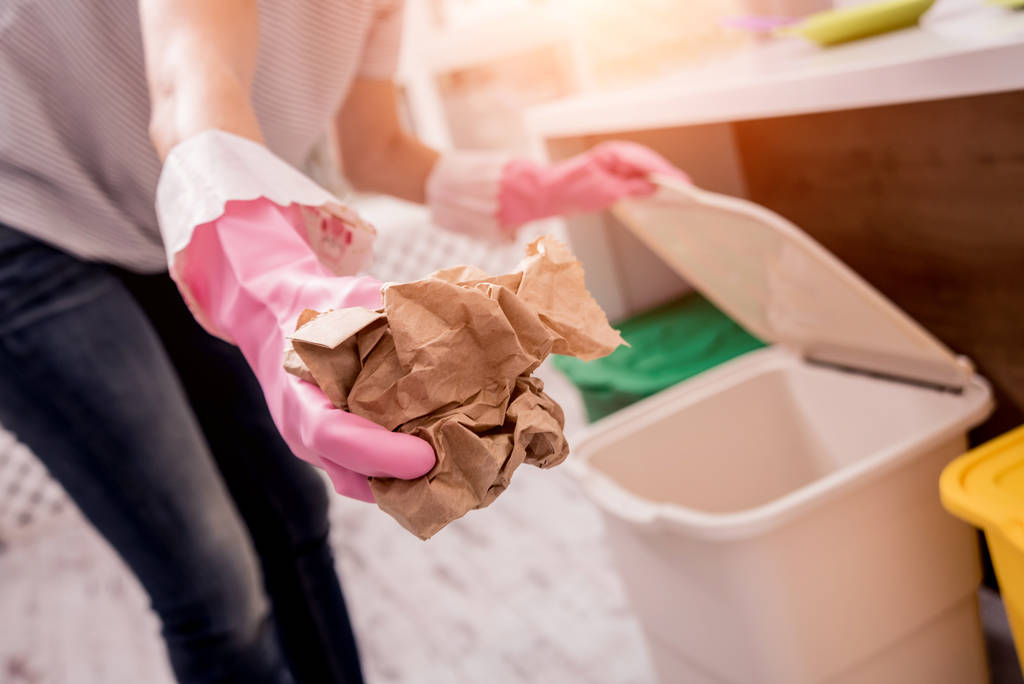 Νεαρή κοπέλα που μαζεύει σκουπίδια στην κουζίνα. Έννοια της ανακύκλωσης. Μηδέν απόβλητα - Φωτογραφία, εικόνα