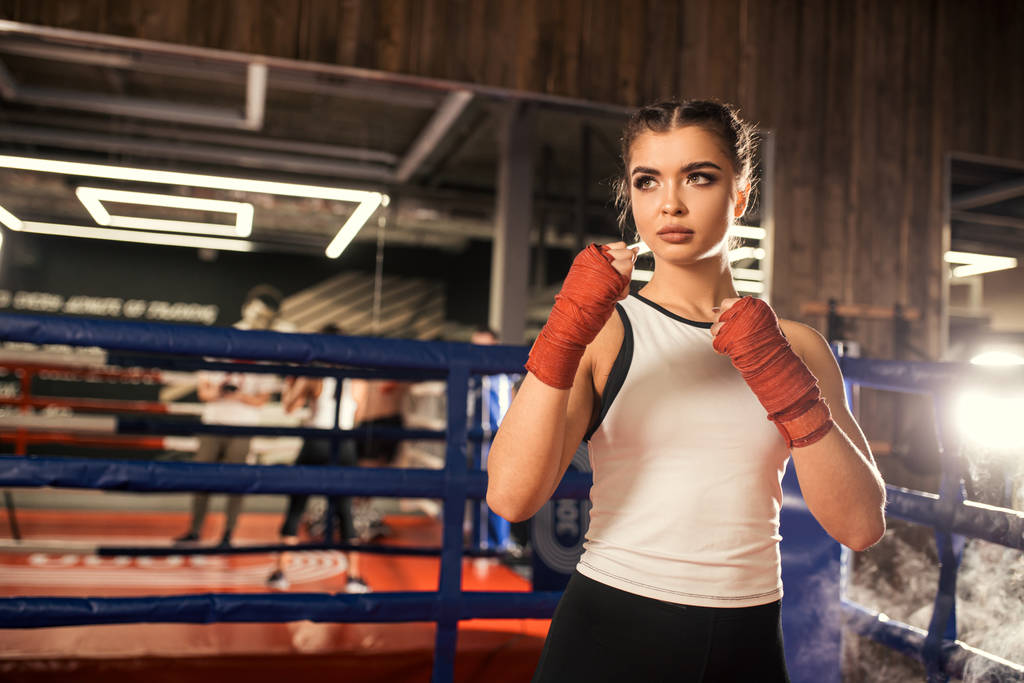 Πορτρέτο της ισχυρής μυϊκής φυσικής κατάστασης γυναίκα έτοιμη να πολεμήσει - Φωτογραφία, εικόνα