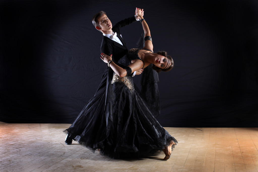 Latino tancerzy w sali balowej na białym tle na czarnym tle - Zdjęcie, obraz