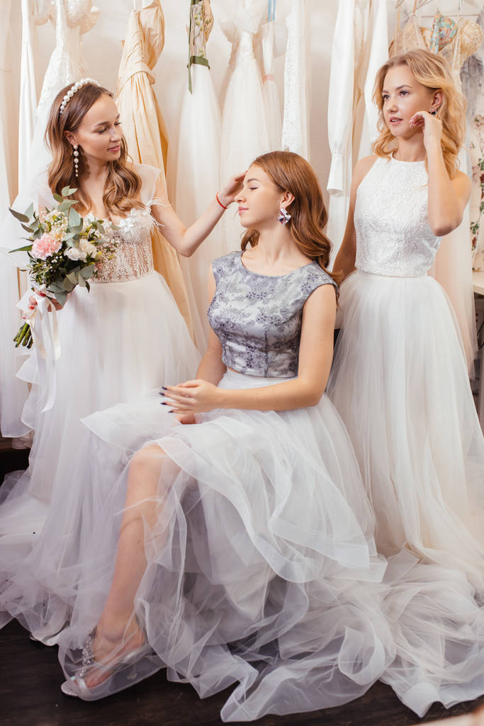 portret pięknych młodych dam w sukniach ślubnych - Zdjęcie, obraz