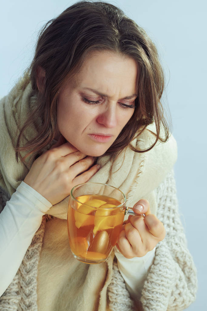 malade femme au foyer moderne tenant tasse de thé
 - Photo, image