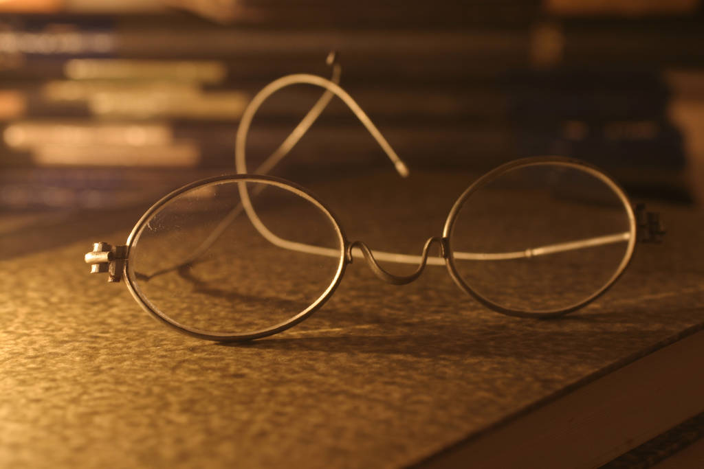 brýle a kniha na dřevěném stole - Fotografie, Obrázek