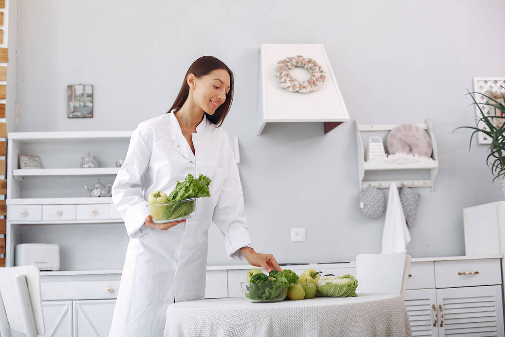 Arzt in einer Küche mit Gemüse - Foto, Bild