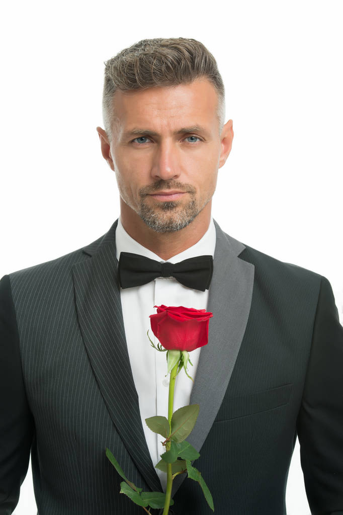 Hozzám jössz feleségül? Valentin napi üdvözlés. jóképű férfi fekete öltöny. Egy férfi szerelmes randin. Fekete nyakkendő egy privát partira. szmokingos férfi rózsával. Boldog Valentin napot. Csokornyakkendő rózsával. eljegyzés - Fotó, kép