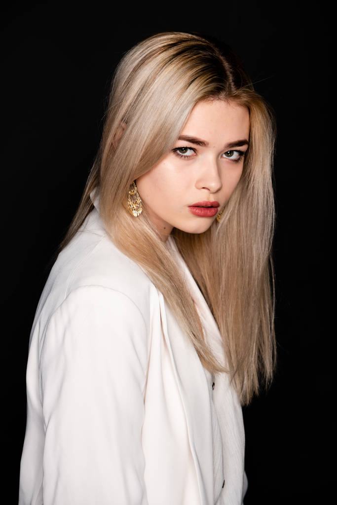 Nahaufnahme Porträt der schönen jungen Model mit blonden Haaren und schwarzer Kleidung, posiert im Fotostudio auf dunklem Hintergrund - Foto, Bild