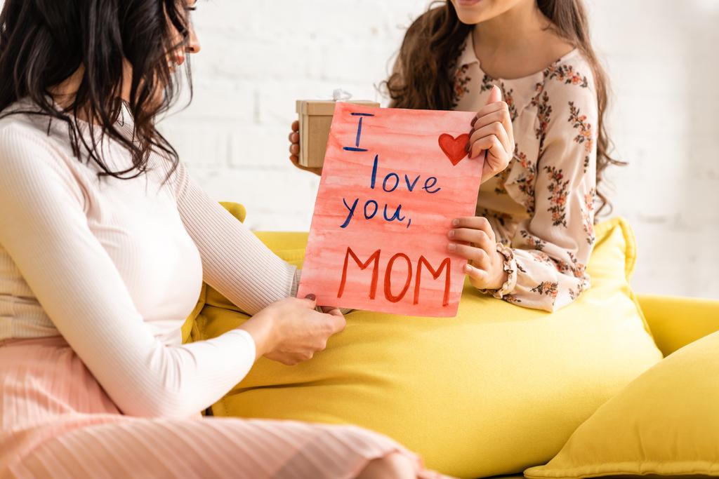 rajattu näkymä lapsi esittää äitien päivä kortti rakastan sinua äiti kirjoitus äidille
 - Valokuva, kuva