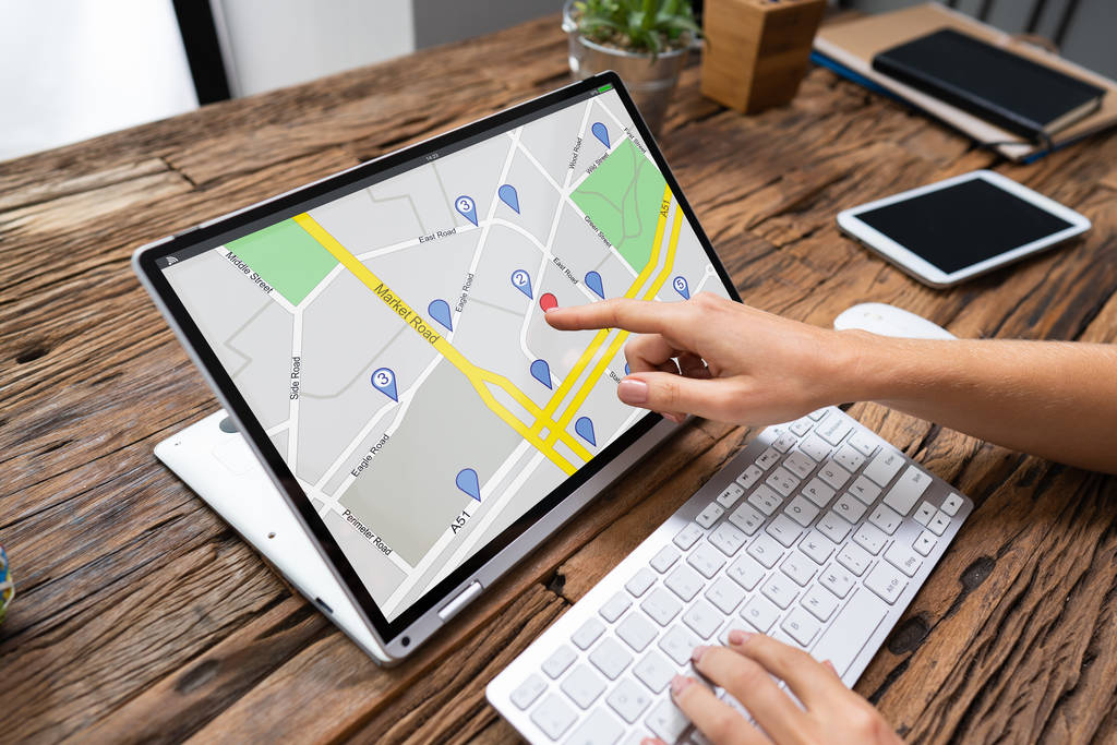 Zár-megjelöl-ból egy személy ' odaad használ GPS szolgáltatás-ra digitális laptop - Fotó, kép