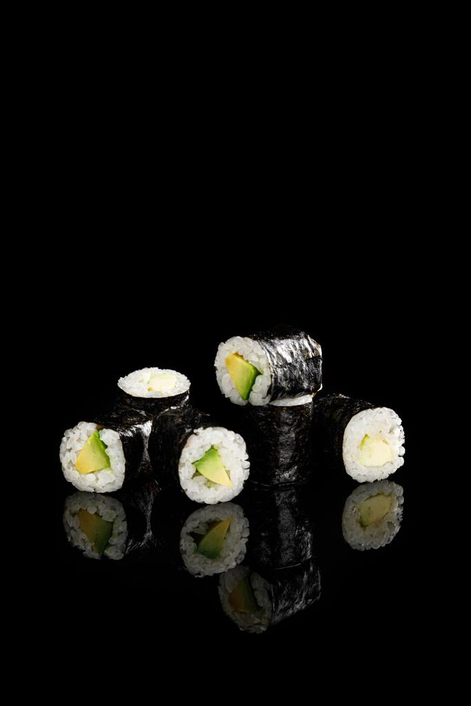 delicioso sushi maki com abacate isolado em preto
 - Foto, Imagem