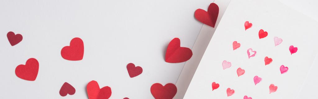 pohled shora na valentinky blahopřání a papírové červené srdce na bílém pozadí, panoramatický záběr - Fotografie, Obrázek
