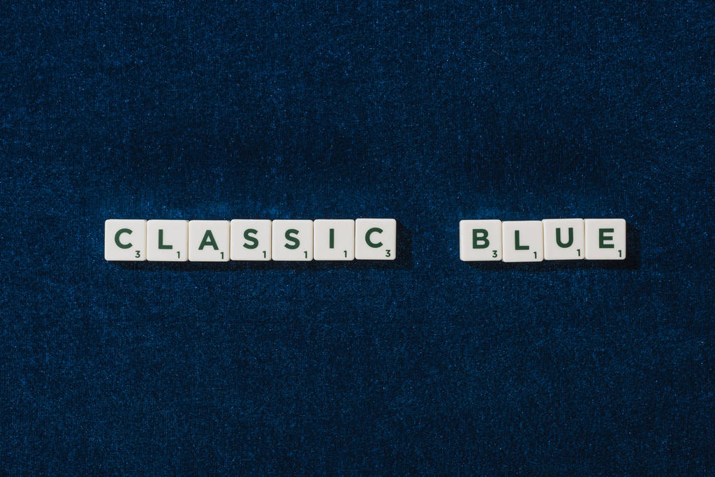 bovenaanzicht van klassieke blauwe letters op blokjes op blauwe velours achtergrond - Foto, afbeelding