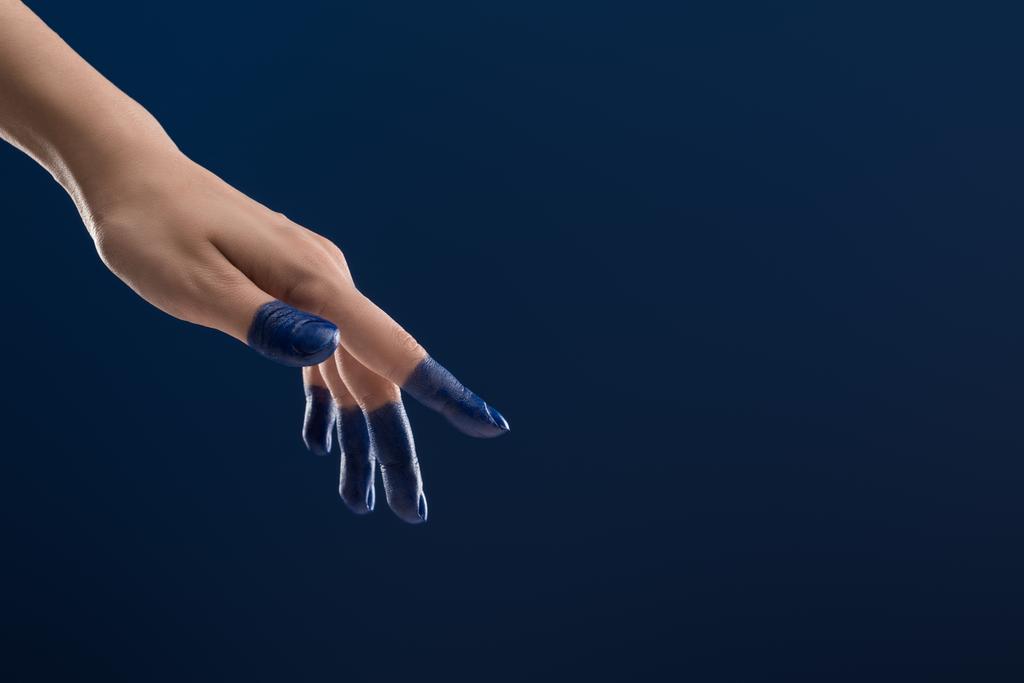 περικοπή άποψη του θηλυκού χεριού με βαμμένα δάχτυλα απομονώνονται σε μπλε - Φωτογραφία, εικόνα