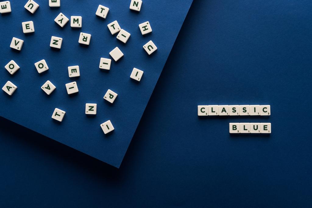 vista superior de letras azuis clássicas em cubos em fundo azul
 - Foto, Imagem