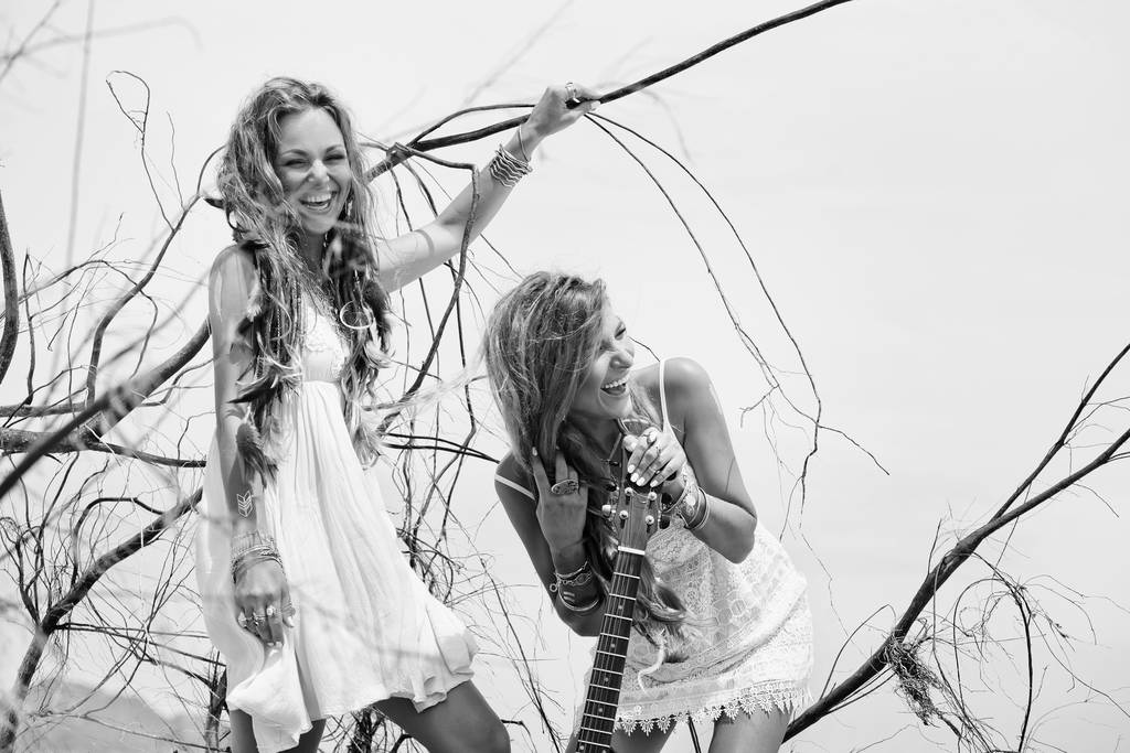 Dos hermosas mujeres bohemias que posan al aire libre - Foto, Imagen