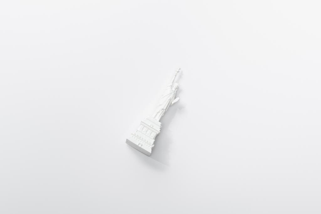 vue de dessus de la petite statue de la liberté isolée sur blanc
  - Photo, image