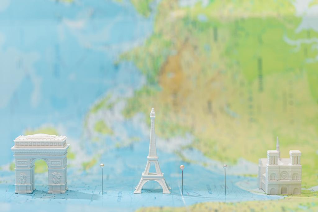 kleine figuurtjes met bezienswaardigheden op de kaart van Parijs  - Foto, afbeelding