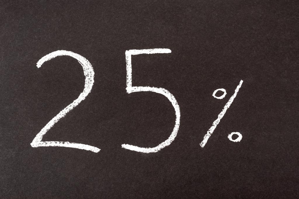 bovenaanzicht van nummer 25 en procentteken op zwart schoolbord - Foto, afbeelding